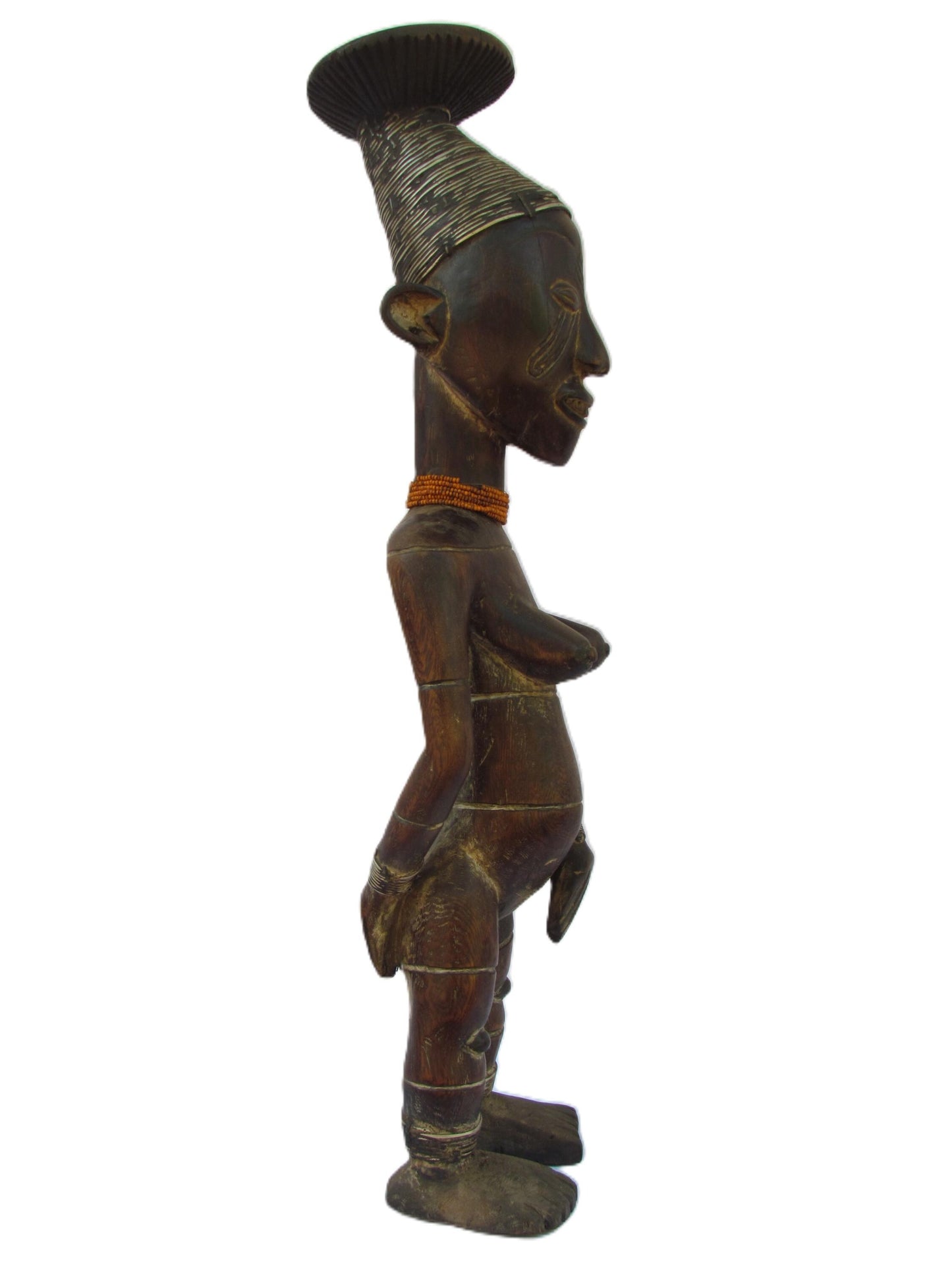 Une belle figure féminine debout Mangbetu en bois avec un cou rouge frappant de l'art africain du Congo.