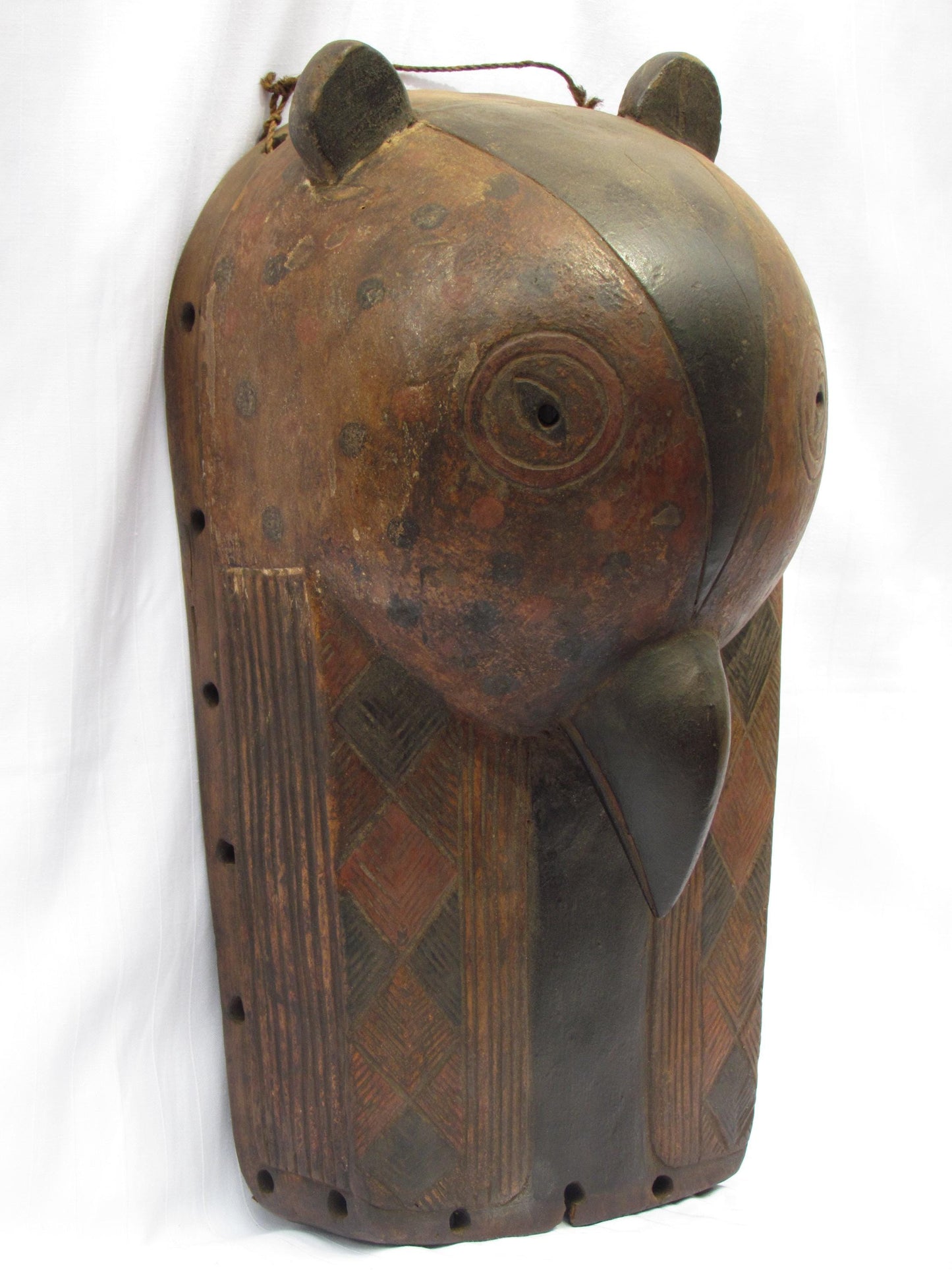 Une tenture murale vintage marron sculptée à la main, masques traditionnels africains en bois de RDC