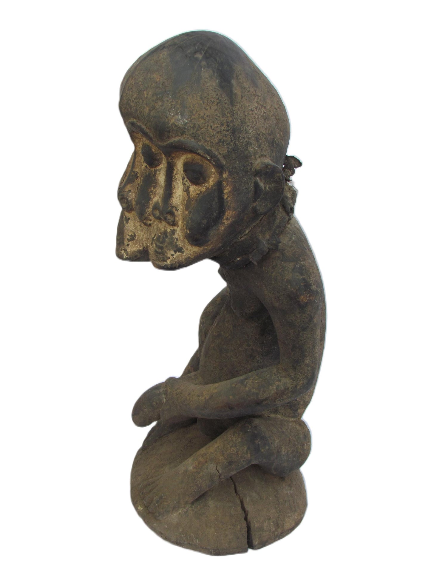 Figure masculine Luba Songo assise tenant un organe génital élu à trois visages, République démocratique du Congo et Zambie.