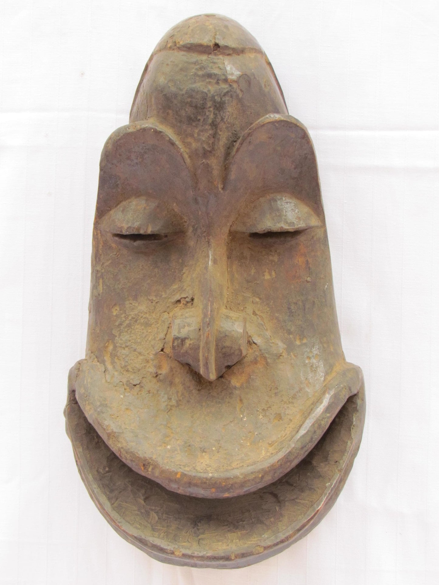 Un masque mural traditionnel africain en bois sculpté à la main vintage noir avec une large bouche de RDC