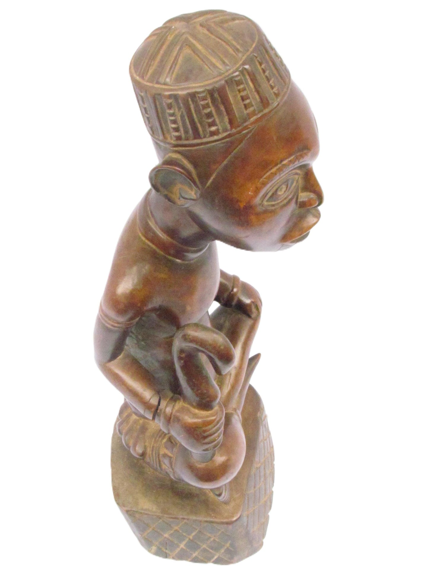 Un Azande masculin original sculpté à la main assis tenant un bâton de RDC.
