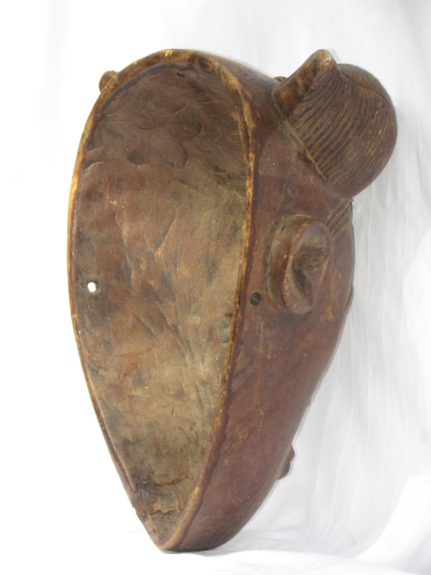 Une tenture murale vintage marron sculptée à la main, masques traditionnels africains en bois de RDC