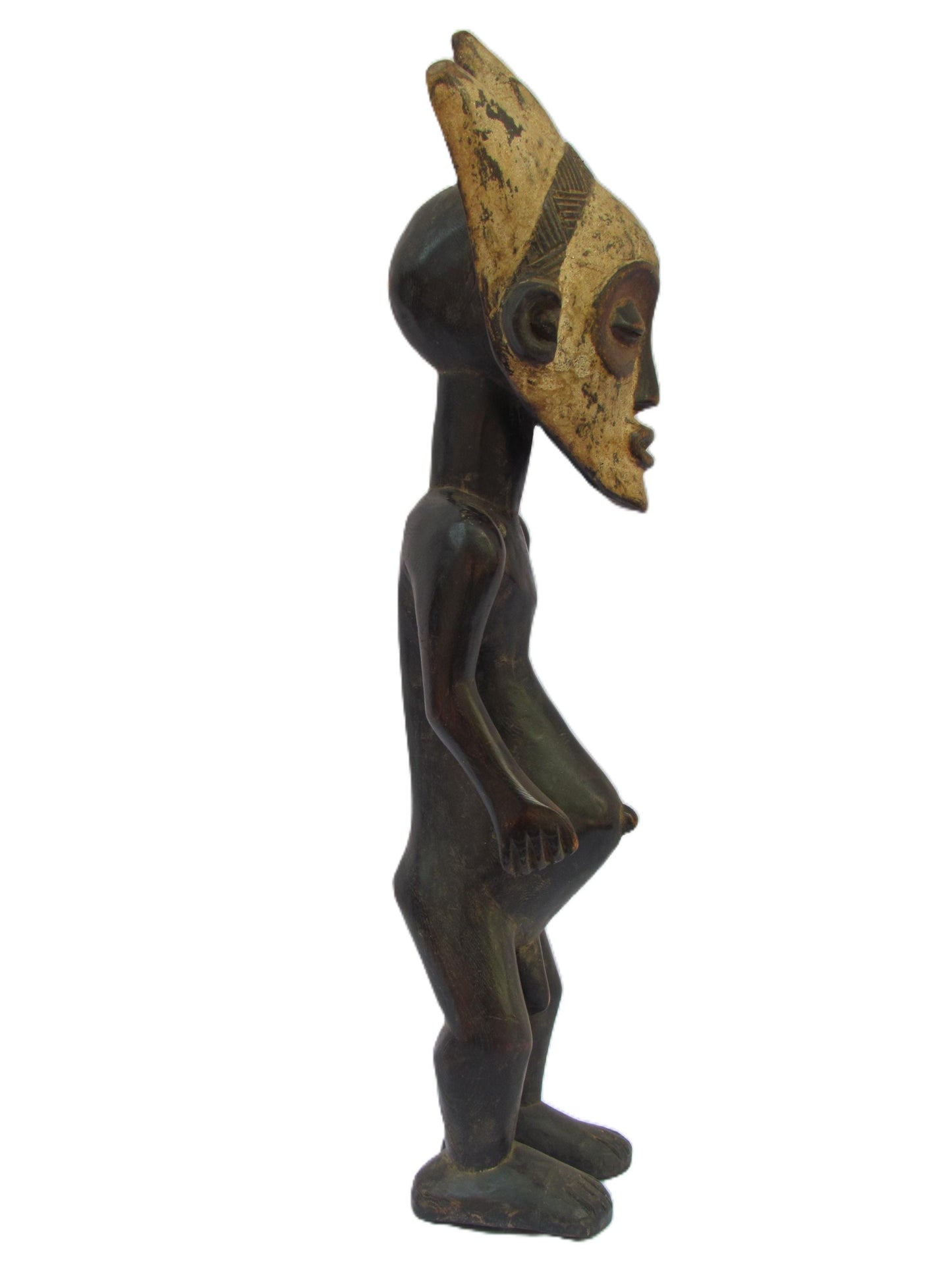 Une statue masculine Pende debout avec des rayures brunes sur la tête de la RDC.