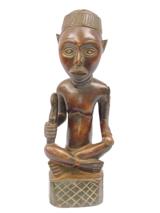 Un Azande masculin original sculpté à la main assis tenant un bâton de RDC.