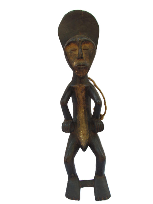 Statue d'un homme Mbole debout de couleur brune, originaire de RDC