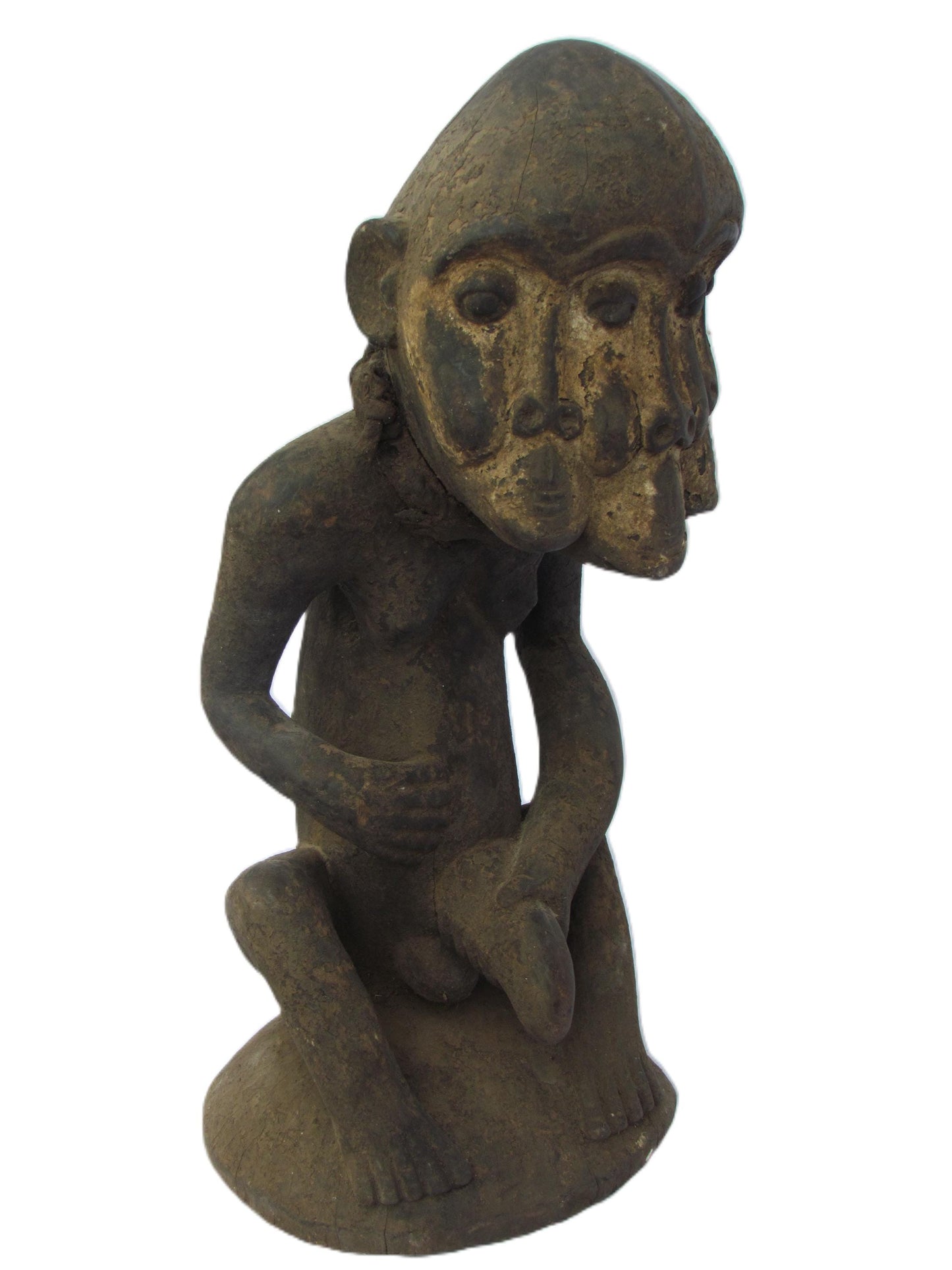 Figure masculine Luba Songo assise tenant un organe génital élu à trois visages, République démocratique du Congo et Zambie.