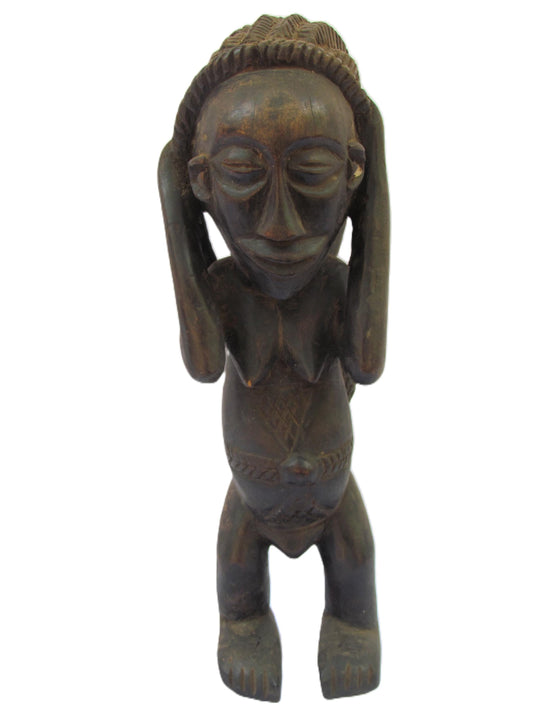 Une œuvre d'art vintage en bois brun faite à la main représentant une mère africaine transportant du bois de chauffage sur son dos