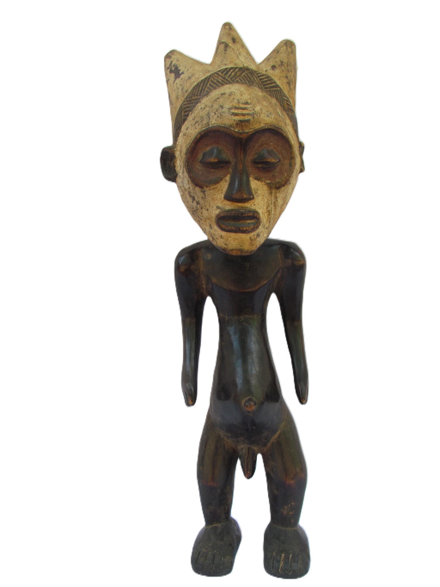 Une statue masculine Pende debout avec des rayures brunes sur la tête de la RDC.