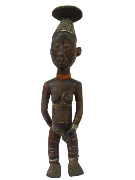 Une belle figure féminine debout Mangbetu en bois avec un cou rouge frappant de l'art africain du Congo.