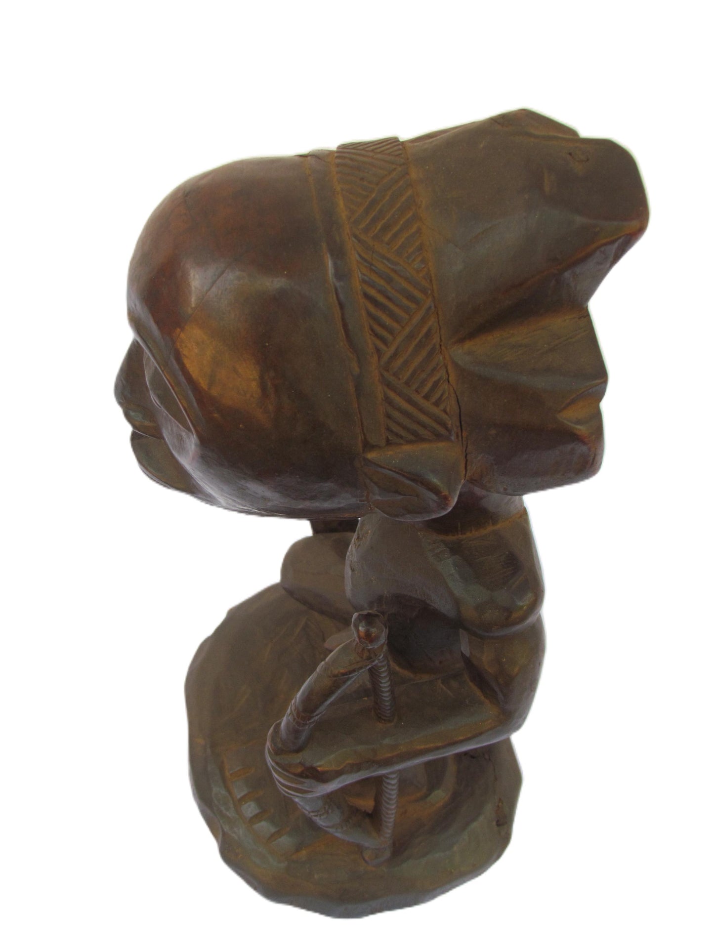 Une statue de sécurité Luba africaine masculine guidée avec des bâtons de combat dans les deux bras du Congo