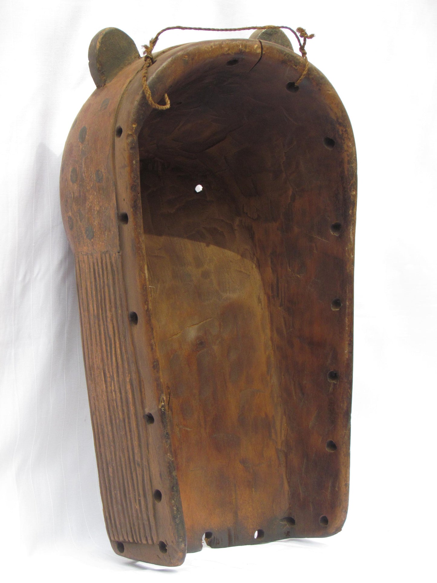 Une tenture murale vintage marron sculptée à la main, masques traditionnels africains en bois de RDC