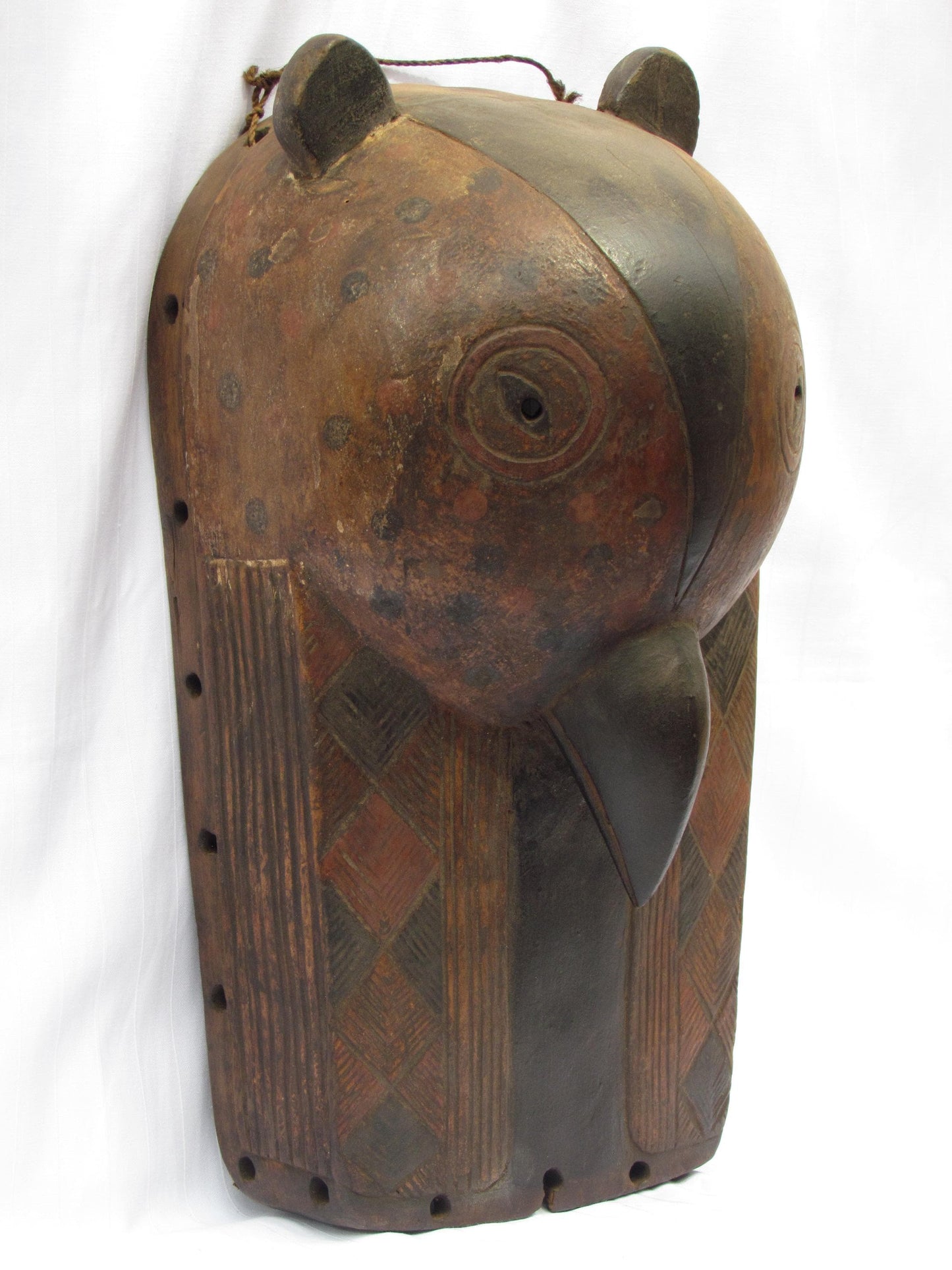 Une tenture murale vintage marron sculptée à la main, masques traditionnels africains en bois de RDC