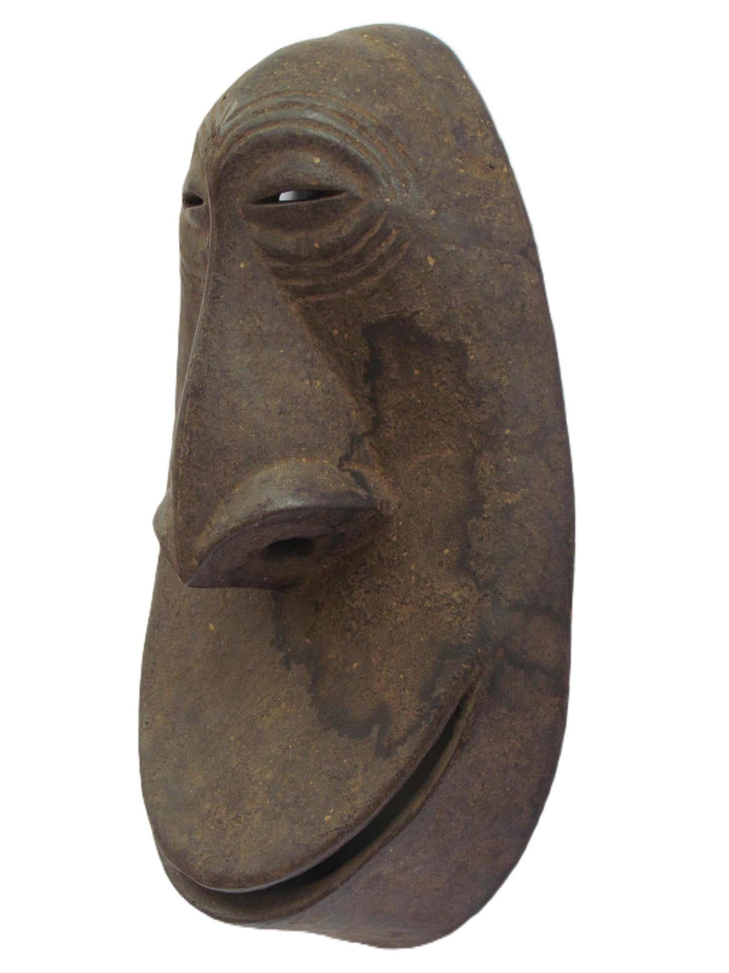 Un masque mural traditionnel africain ovale noir sculpté à la main en bois de RDC