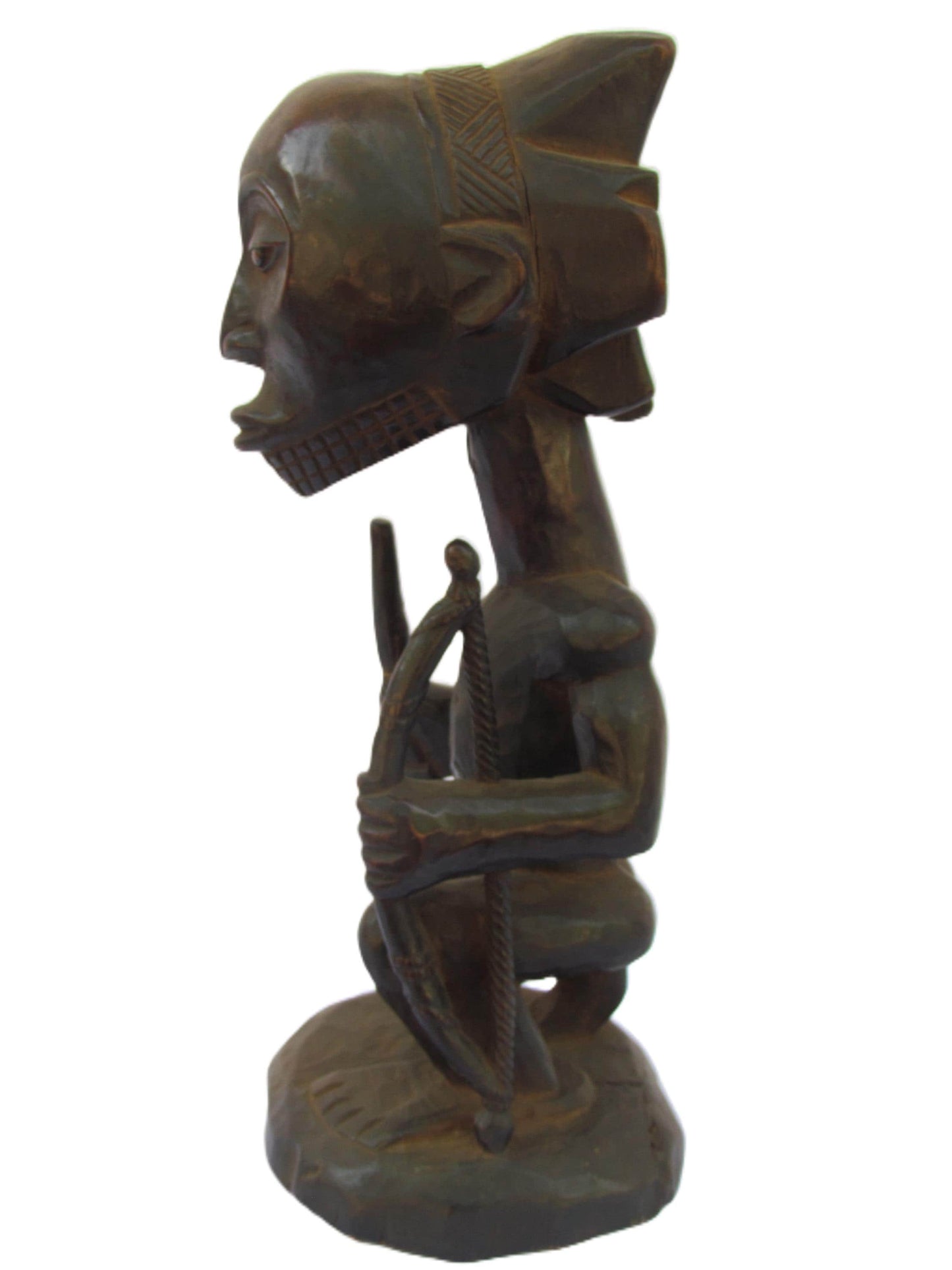 Une statue de sécurité Luba africaine masculine guidée avec des bâtons de combat dans les deux bras du Congo