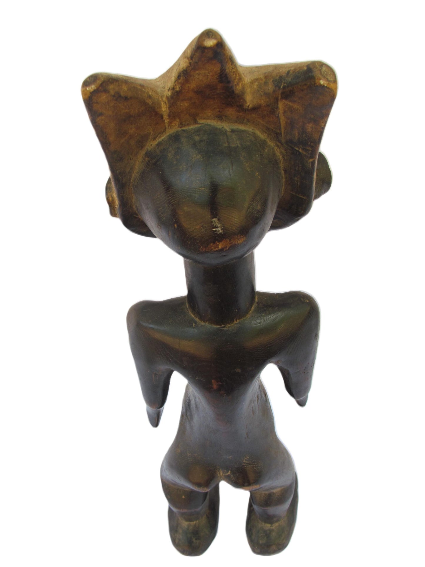 Une statue masculine Pende debout avec des rayures brunes sur la tête de la RDC.