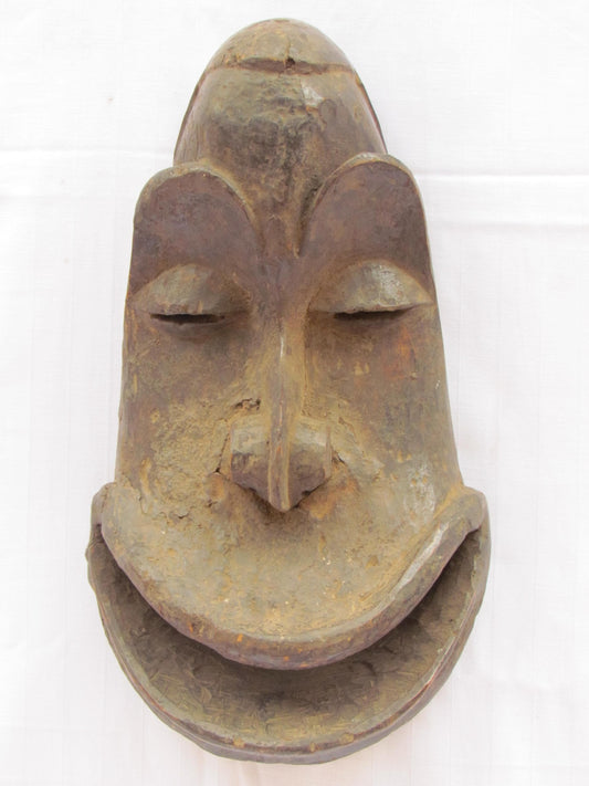 Un masque mural traditionnel africain en bois sculpté à la main vintage noir avec une large bouche de RDC