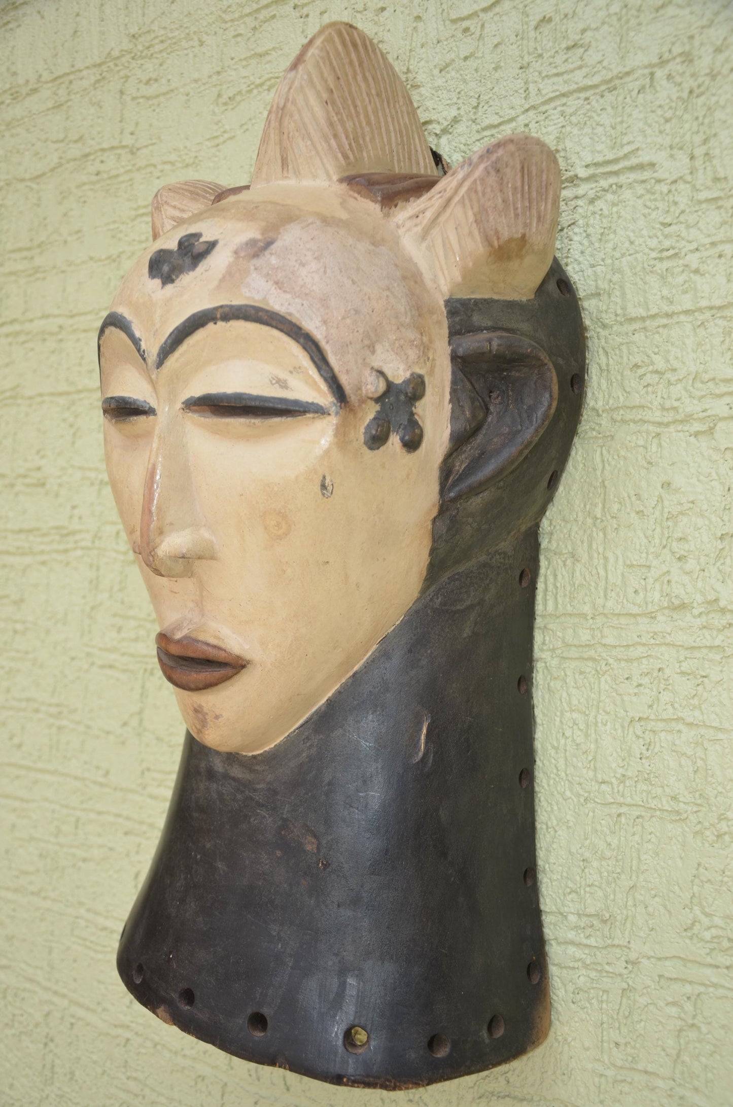 Punu Okuyi Mask – 22" Gabon Mukudj Spirit Wall Art – African White Face Decor