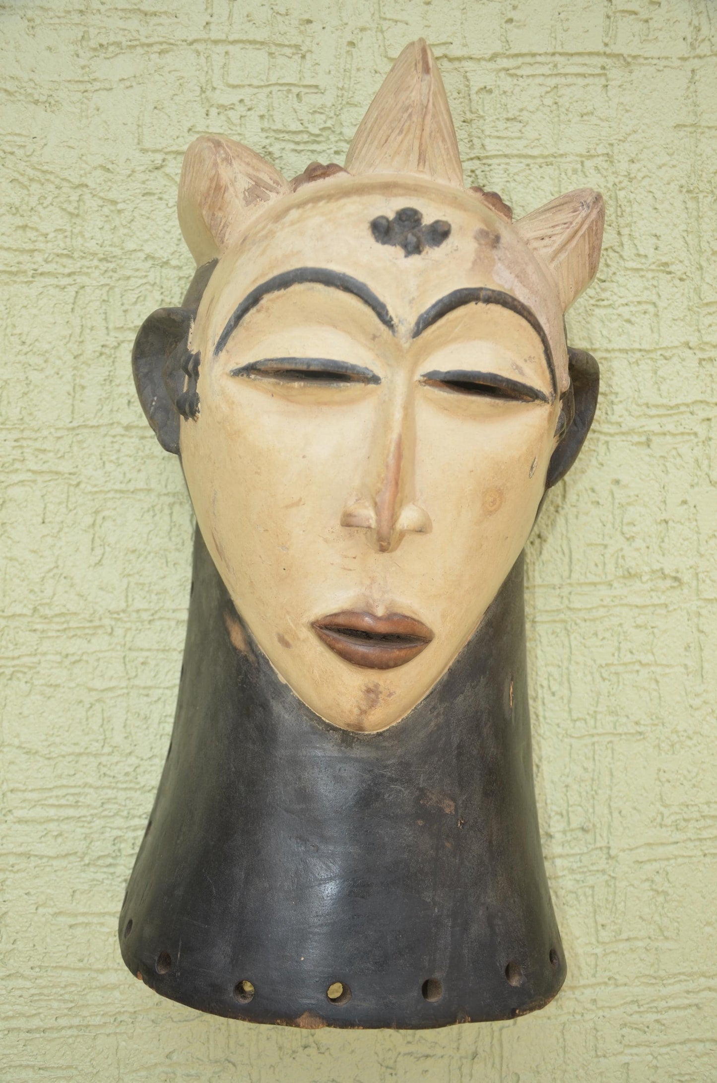 Punu Okuyi Mask – 22" Gabon Mukudj Spirit Wall Art – African White Face Decor