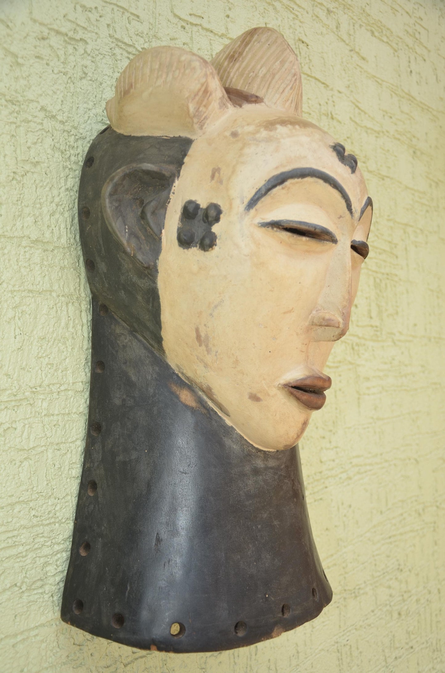 Punu Okuyi Mask – 22" Gabon Mukudj Spirit Wall Art – African White Face Decor
